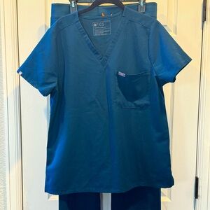 Women’s large Figs scrubs in deep reef.